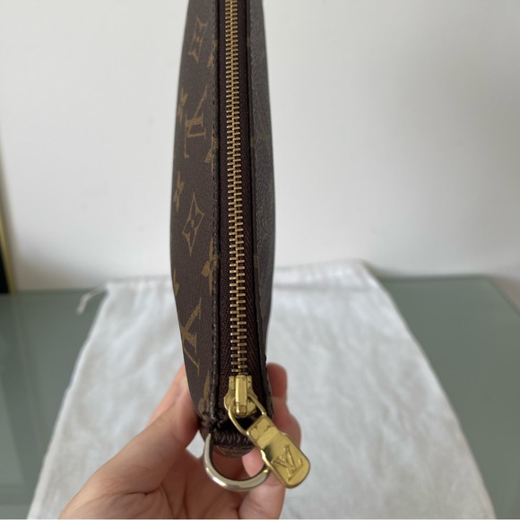 LOUIS VUITTON VINTAGE MONOGRAM POCHETTE ACCESSOIRES - Picture 4 of 12